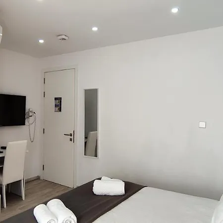 Casa de hóspedes Arjuza - Private Self Catering Bedrooms With Bathroom *