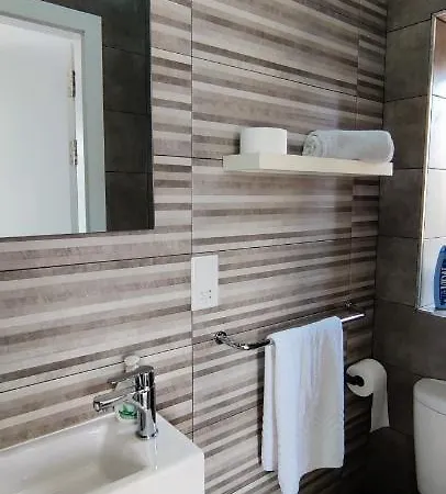 Casa de hóspedes Arjuza - Private Self Catering Bedrooms With Bathroom *